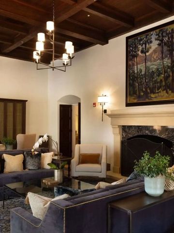 Eleganter Salon mit großem Kamin und komfortablen Sofas