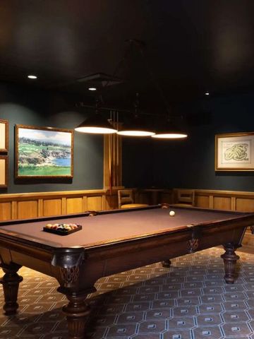 Eleganter Billardraum mit klassischem Tisch und gedämpftem Licht