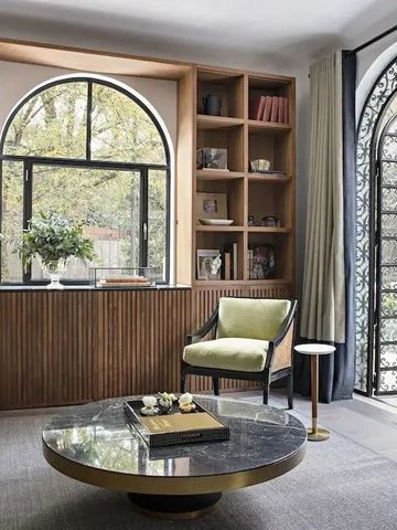 Gemütlicher Lounge-Bereich mit stilvollen Möbeln und großer Fensterfront