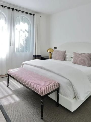 Helles Schlafzimmer mit modernem Design und stilvollem Ambiente