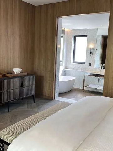 Geräumiges Zimmer mit Holzvertäfelung und Blick ins Badezimmer