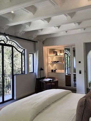 Charmantes Schlafzimmer mit dekorativer Decke und Balkonblick