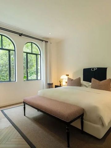 Helles, elegantes Hotelzimmer mit großem Bett und klassischer Einrichtung