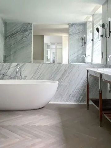 Modernes Badezimmer mit Marmorinterieur und großer Badewanne