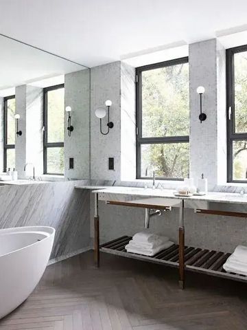 Elegantes Badezimmer mit freistehender Badewanne und großem Wandspiegel