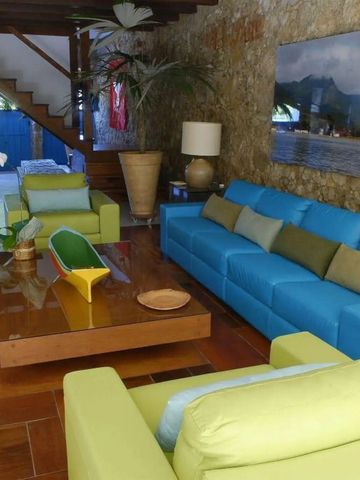 Eleganter Lounge-Bereich mit blauen und grünen Sofas moderne Kunst an den Wänden