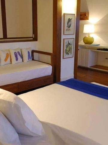 Modern eingerichtetes Hotelzimmer mit Holzmöbeln und gemütlicher Beleuchtung