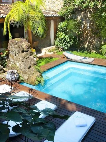 Kleiner privater Pool mit Liegen in tropischem Garten