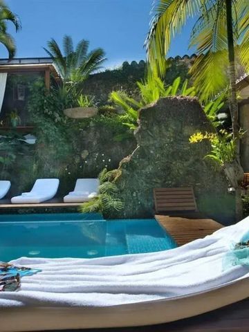 Sonnenterrasse mit Pool und Liegen in tropischer Umgebung