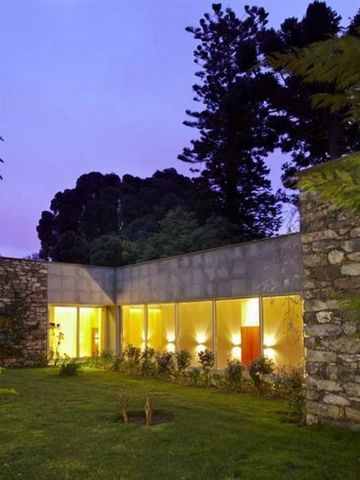 Abendlicher Garten mit beleuchteten Wegen und Gebäuden