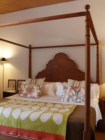 Elegantes Schlafzimmer mit Himmelbett und stilvollen Dekorationen im Hotel Casas do Côro