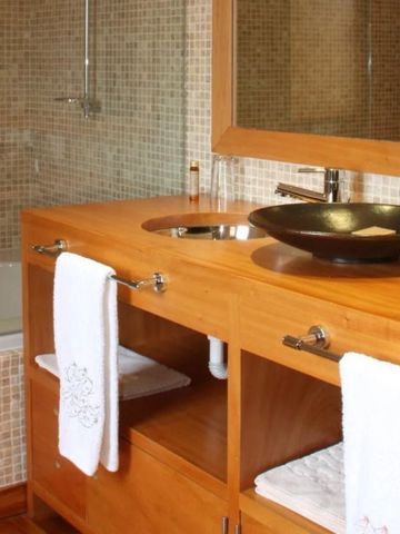 Modernes Badezimmer mit Doppelwaschbecken und Holzdetails im Hotel Casas do Côro