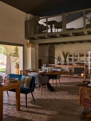 Eleganter Speisesaal mit rustikalem Charme und offenem Obergeschoss