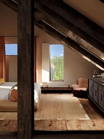 Charmantes Dachzimmer mit rustikalen Balken und Tageslicht