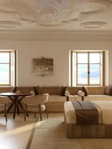 Geräumiges Zimmer mit stilvollem Dekor und großem Bett