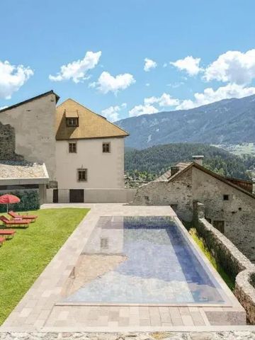 Infinity-Pool mit Blick auf Berge und mittelalterliche Gebäude