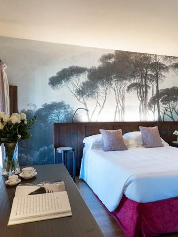 Elegantes Hotelzimmer im modernen Design mit stilvoller Wandgestaltung und frischen Blumen.