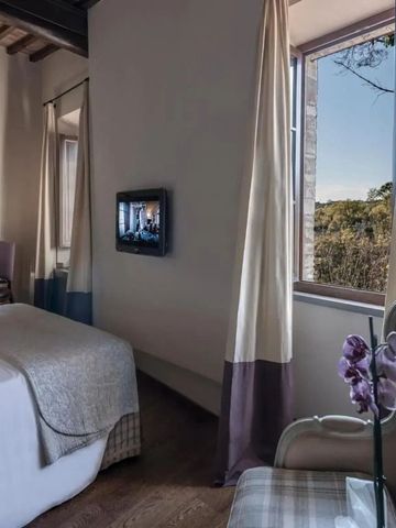 Modernes und elegantes Schlafzimmer mit einem Hauch von klassischem toskanischem Stil.