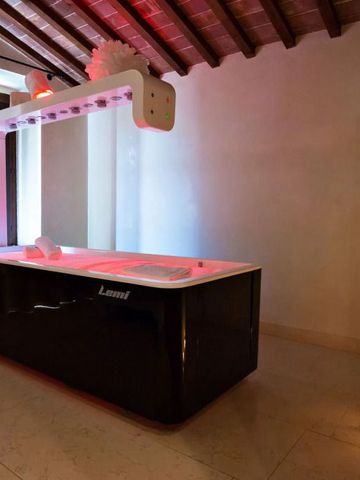 Wellnessraum mit moderner Entspannungsanlage und Kerzenlicht