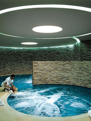 Luxuriöser Wellnessbereich mit kreisförmigem Pool und beruhigender Beleuchtung