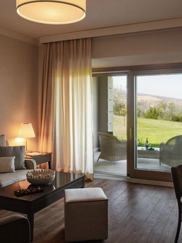 Heller Wohnbereich mit Zugang zur Terrasse und Blick aufs Grüne