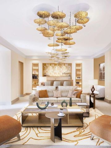 Luxuriöses Wohnzimmer mit goldenen Akzenten und modernen Kunstwerken