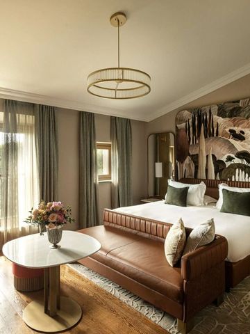 Geschmackvolles Hotelzimmer mit Königbett und natürlicher Beleuchtung