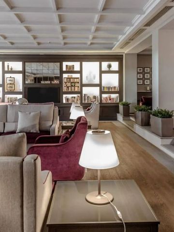 Luxuriöse Lounge mit komfortablen Sitzecken und stilvoller Einrichtung