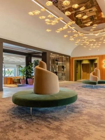 Eindrucksvolle Hotel-Lobby mit stilvollen Sitzgelegenheiten und moderner Beleuchtung