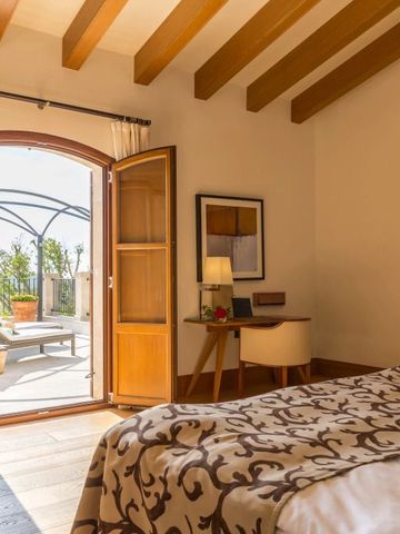 Elegantes Zimmer mit Tageslicht und Zugang zur Terrasse im Castell Son Claret