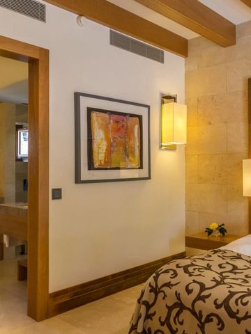 Luxuriöses Zimmer mit direktem Zugang zum Badezimmer im Castell Son Claret