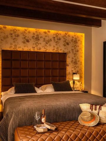 Gemütliches Schlafzimmer mit warmen Lichtern und Kunst im Castell Son Claret