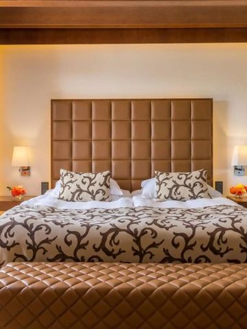 Elegant eingerichtetes Hotelzimmer mit großem Bett und stilvollen Kissen