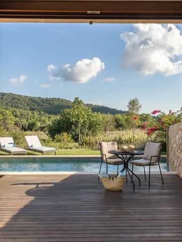 Blick auf Terrasse mit Pool und Blick auf die Berge bei sonnigem Wetter