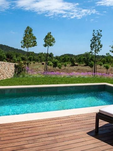 Kleiner privater Pool mit Holzdeck und Blick auf blühende Landschaft