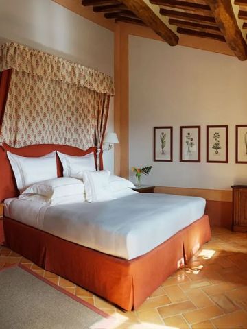 Elegantes Doppelzimmer mit Holzbalken und luxuriöser Bettwäsche.