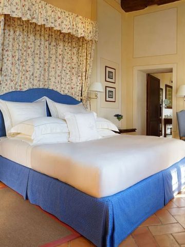 Geräumiges Schlafzimmer mit Himmelbett und klassischen Möbeln.