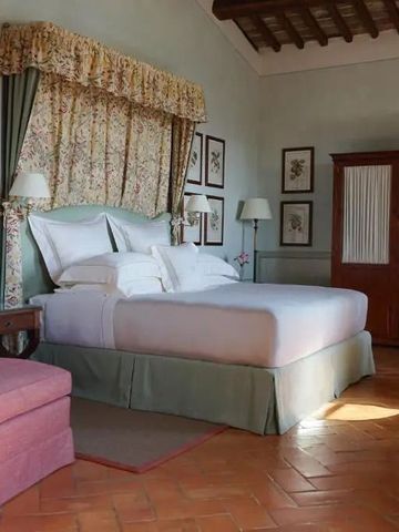 Gemütliches Zimmer mit rustikalen Elementen und schlichter Eleganz.