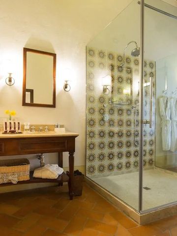 Modernes Badezimmer mit großer verglaster Dusche und stilvoller Einrichtung.