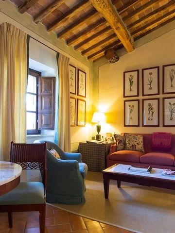 Eleganter Wohnbereich mit Holzbalkendecke und stilvoller Einrichtung