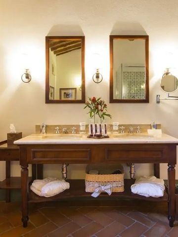 Luxuriöses Badezimmer mit Doppelwaschbecken und elegantem Dekor