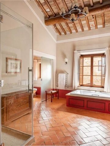 Helles Badezimmer mit freistehender Badewanne und Glasdusche