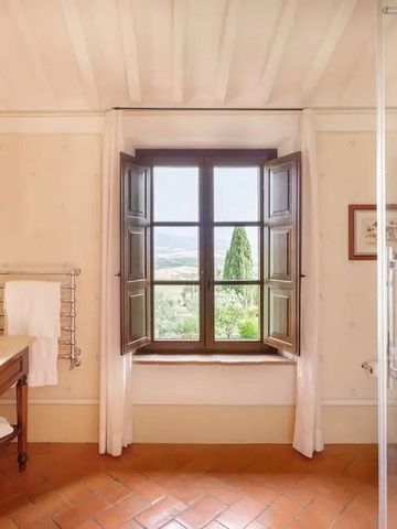 Badezimmer mit Fenster und Ausblick auf die toskanische Landschaft