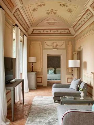 Elegantes Wohnzimmer mit freskengeschmückter Decke und modernen Möbeln im Castello del Nero