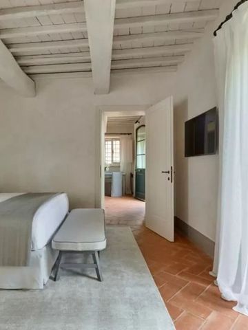 Elegantes Schlafzimmer mit Holzbalken und modernem Dekor