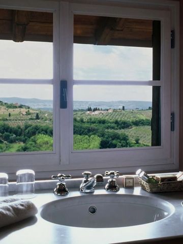 Atemberaubende Aussicht aus einem Fenster auf Hügellandschaft