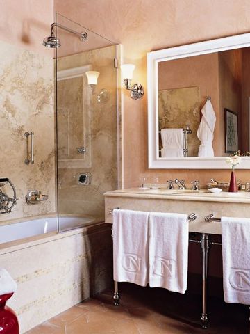 Luxuriöses Badezimmer mit Wanne und großen Spiegeln