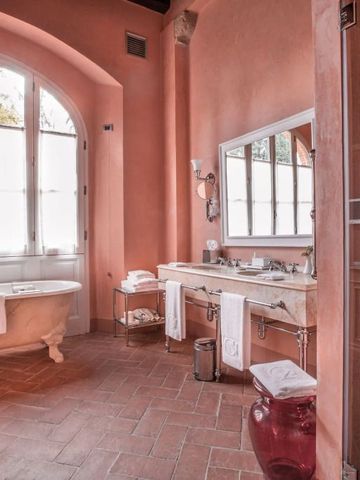Elegantes Badezimmer mit freistehender Badewanne und großen Fenstern
