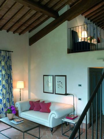 Eleganter Wohnbereich einer Suite mit sichtbaren Holzbalken und gemütlichen Möbeln