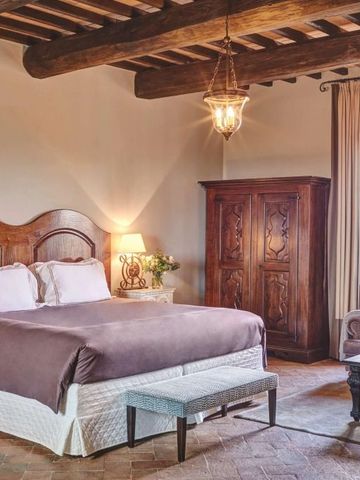 Elegantes Schlafzimmer mit Sichtbalken und antiken Möbeln